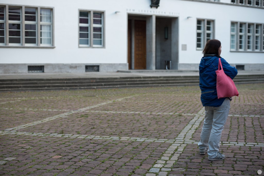 waiting-on-the-right_001_online