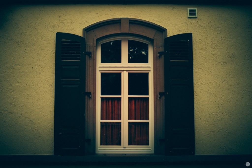 red-curtain_001_online