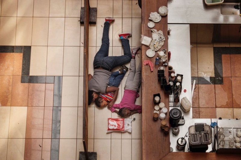 Tyler Hicks, a U.S. photographer from The New York Times won the 2nd Prize in the Spot News Stories  category of the 2014 World Press Photo