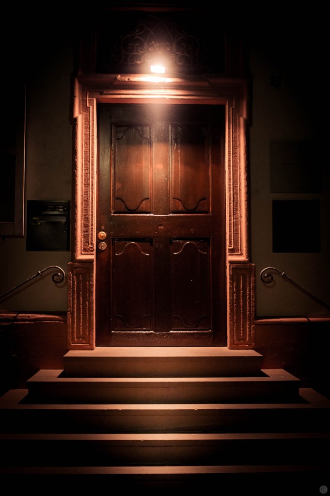 2014-online_0257_closed-at-night_001_online