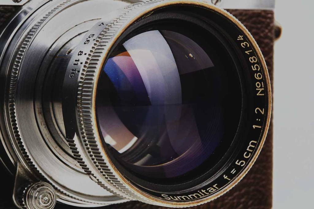 Durch dieses 50-Millimeter f/2 Summitar von Leica schaute Alfred Eisenstaedt als er den "Kiss in Times Square" aufnahm. Eins der berühmtesten Bilder der Welt.