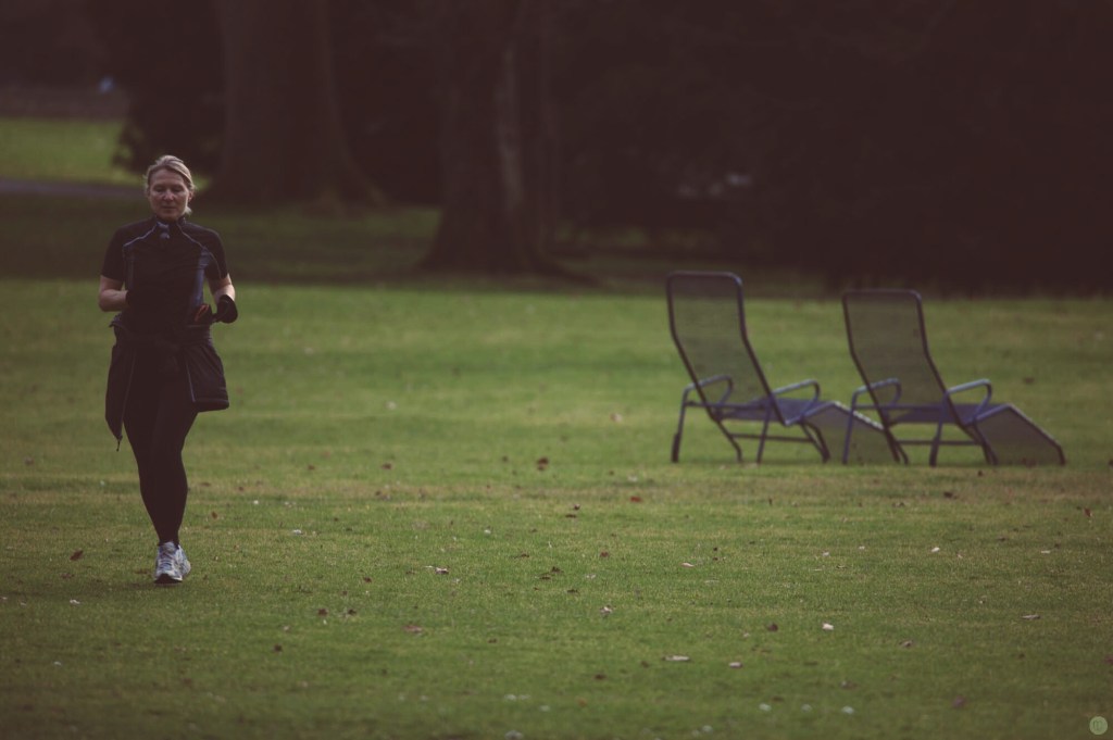 Einen Jogger könnt ihr mit 1/250 oder 1/320 Sekunde "einfrieren" aber sehr wahrscheinlich werden seine Hände oder Füße immer noch unscharf sein, denn sie machen eine zusätzliche Bewegung zum Körper mit. Wollt ihr den kompletten Menschen scharf abbilden, dann muss die Kamera noch schneller sein.