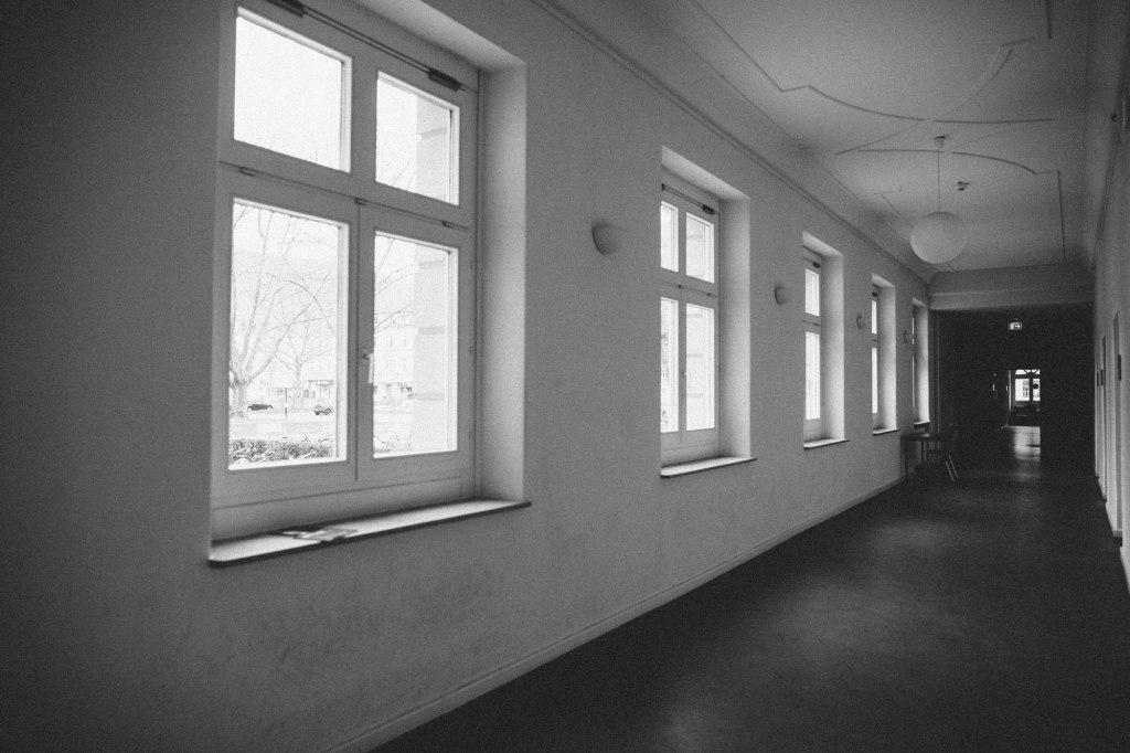 dunkelkammerkunst-06-replichrome01-corridor01-kodak-tmax-3200