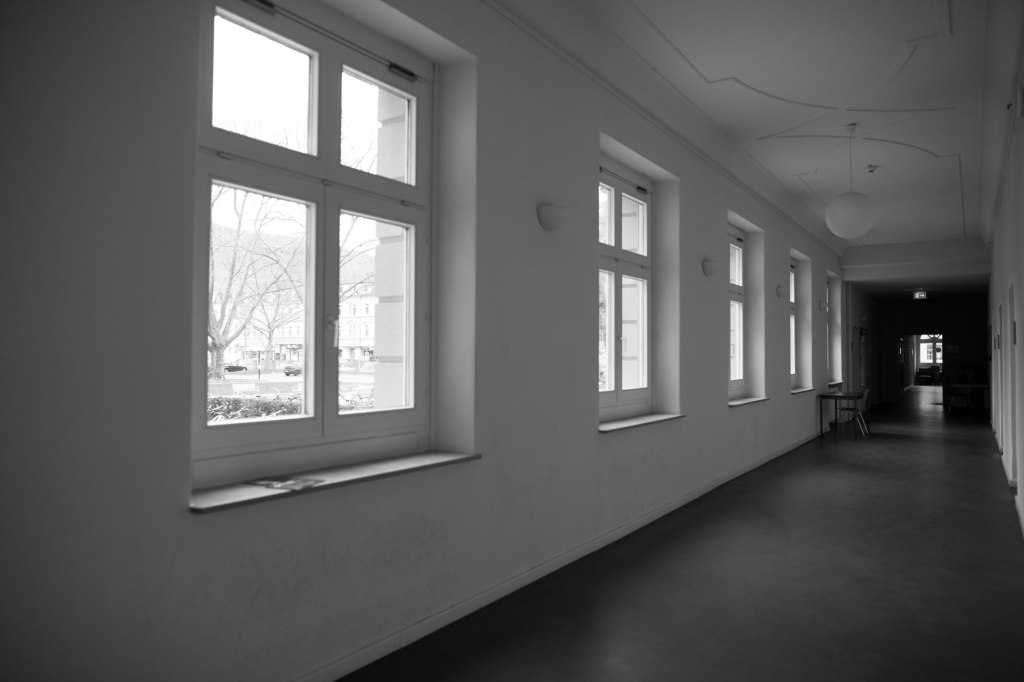 dunkelkammerkunst-06-replichrome01-corridor01-original-LR-bw