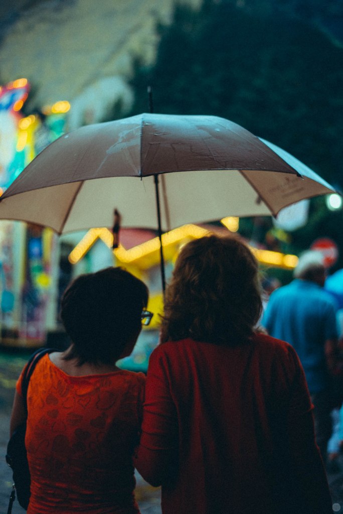 2014-online_0864_red-in-the-rain_001