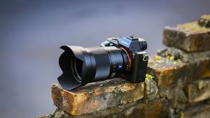 Das SEL34F14Z an der Sony A7 II. Bild: Sony