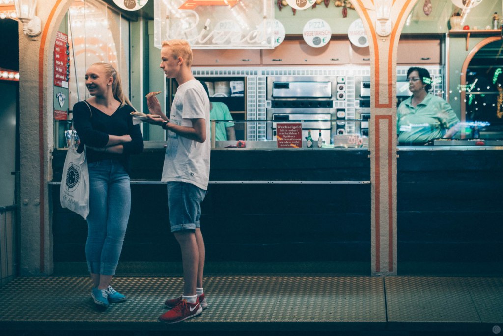 2014-online_0868_please-look-left_001